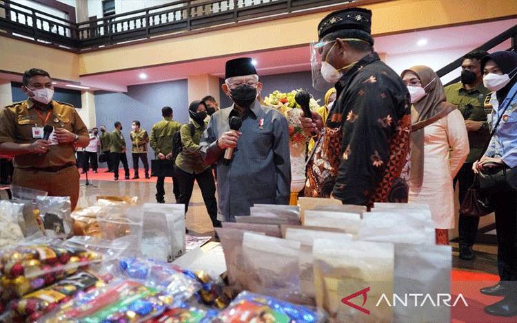 Wakil Presiden Ma'ruf Amin meninjau produk Usaha Mikro, Kecil dan Menengah di Kantor Gubernur Sulawesi Selatan, Senin (31/1/2022). ANTARA/HO-Setwapres.