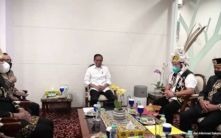 Tangkapan layar Presiden Joko Widodo berdialog dengan sejumlah tokoh adat Kalimantan Timur di Bandar Udara Internasional Sultan Aji Muhammad Sulaiman, Balikpapan, Kalimantan Timur, Senin (31/1/2022). ANTARA/Rangga Pandu Asmara Jingga