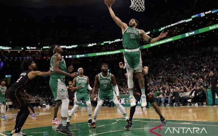 Pebasket Boston Celtics Jayson Tatum mengamankan bola rebound dalam gim lanjutan NBA melawan Miami Heat di TD Garden, Massachusetts, Amerika Serikat, Senin (31/1/2022) waktu setempat