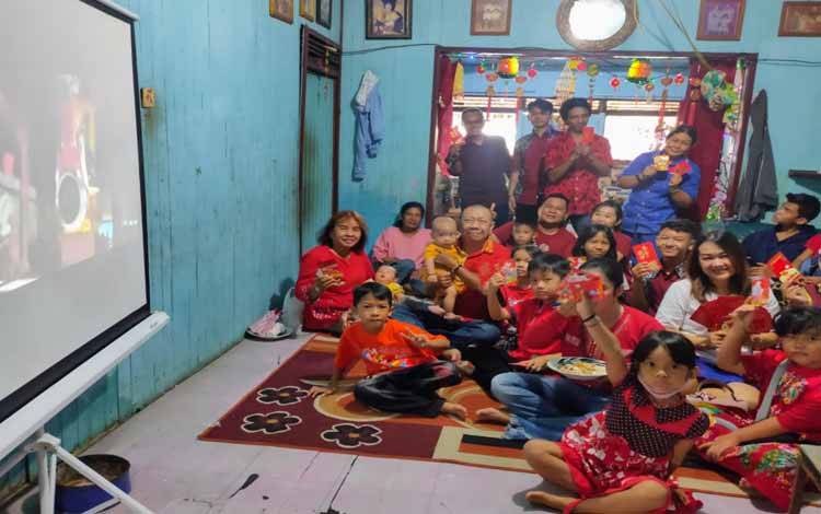 Perayaan imlek disalah satu rumah warga keturunan tionghoa di Sampit, Kotawaringin Timur