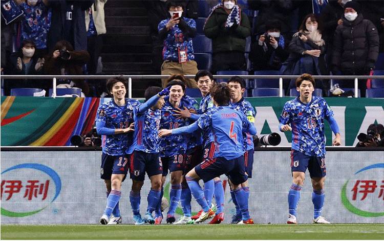 Pemain Jepang Takumi Minamino merayakan golnya bersama rekan-rekan satu tim dalam laga kualifikasi Piala Dunia 2022 melawan Arab Saudi yang dimenangkan Jepang 2-0 di Stadion Saitama, Saitama, Jepang, 1 Februari 2022. (REUTERS/KIM KYUNG-HOON)