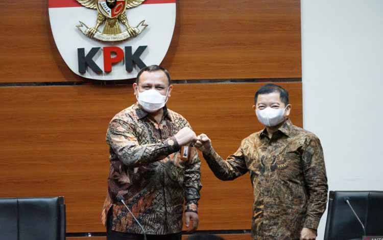 Ketua KPK Firli Bahuri dan Menteri Perencanaan Pembangunan Nasional (PPN)/Kepala Bappenas Suharso Monoarfa di Gedung KPK, Jakarta, Rabu (2/2/2022)