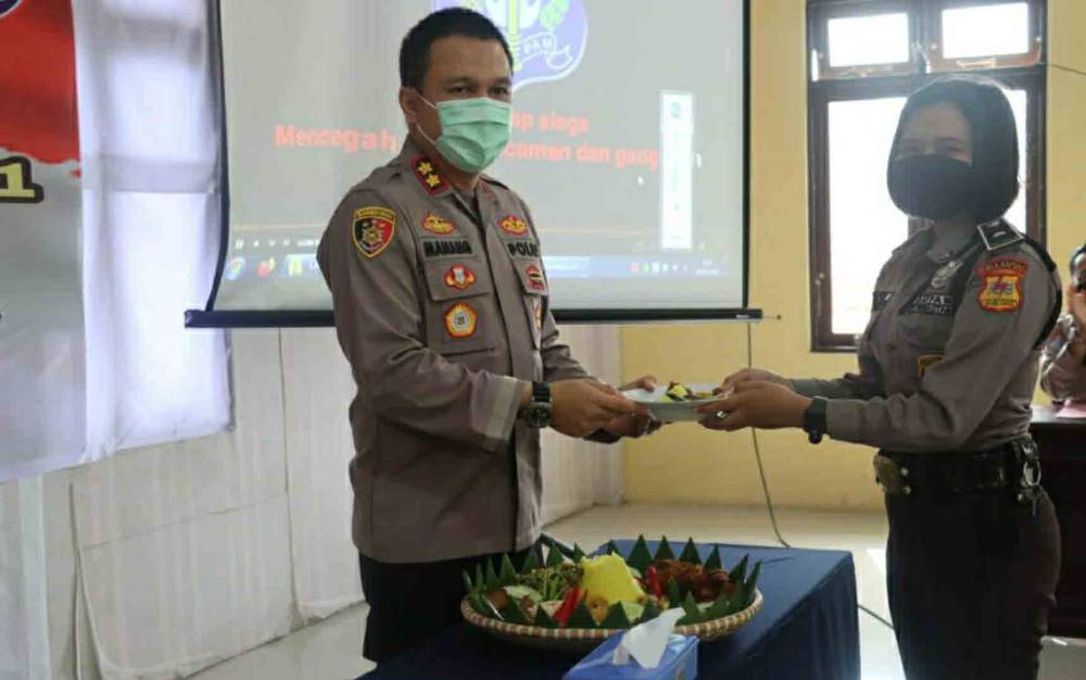 Kapolres Kapuas AKBP Manang Soebeti berikan potongan tumpeng pertama kepada personel termuda Satpam, Rabu, 2 Februari 2022
