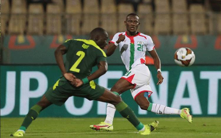 Pemain Burkina Faso Cyrille Bayala berduel dengan pemain Senegal Saliou Ciss dalam semifinal Piala Afrika 2021 di Stadion Ahmadou Ahidjo, Yaounde, Kamerun, 2 Februari 2022. (REUTERS/MOHAMED ABD EL GHANY)