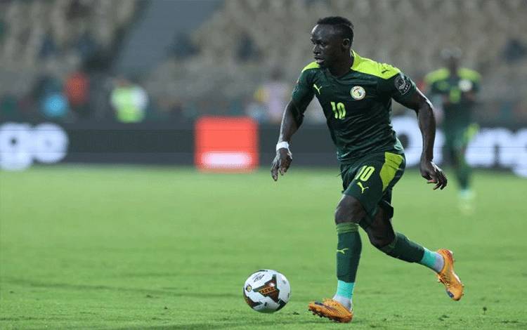 Striker Senegal Sadio Mane membawa bol dalam pertandingan semifinal Piala Afrika 2021 melawan Burkina Faso di Stade Ahmadou-Ahidjo di Yaounde pada 2 Februari 2022.(AFP/KENZO TRIBOUILLARD)