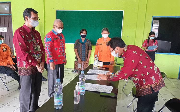 Sekda Kabupaten Barito Timur, Panahan Moetar menandatangani berita acara serah terima jabatan Kalaksa BPBD Damkar.