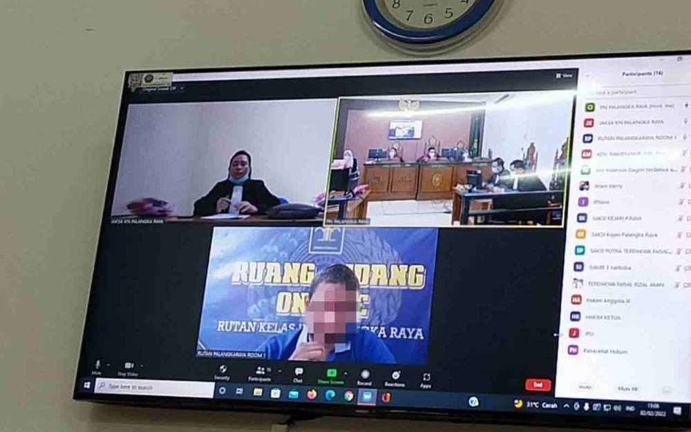 Terdakwa saat menjalani sidang virtual di PN Palangka Raya