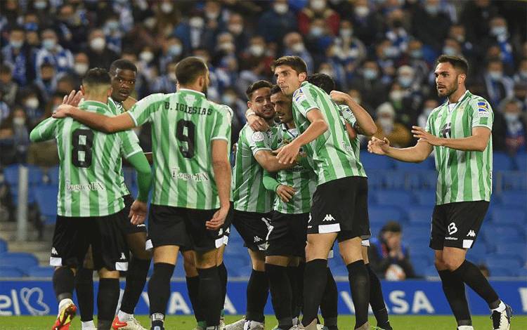 Para pemain Real Betis merayakan gol Juanmi (tengah) dalam pertandingan perempat final Piala Raja kontra Real Sociedad di Reale Arena pada 4 Februari 2022. ANTARA/AFP/ANDER GILLENEA