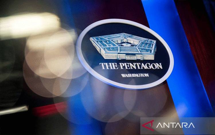 Logo Pentagon terlihat di belakang podium di ruang pengarahan di Pentagon di Arlington, Virginia, AS, Januari 2020. (ANTARA/Reuters/Al Drago/as)