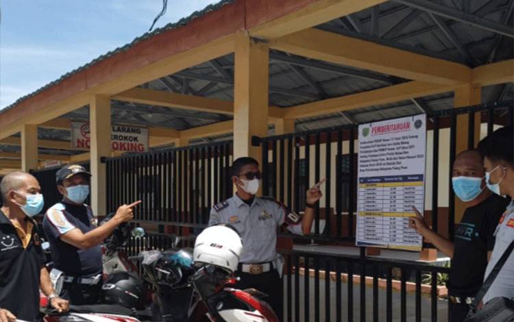 Personel dari Dishub saat sedang memasang papan pemberitahuan pemberlakuan tarif parkir di area lingkungan RSUD Pulang Pisau, Jumat, 4 Februari 2022.