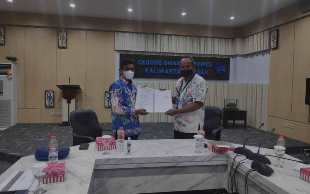 Plt Kadis Kominfosantik Provinsi Kalteng, Agus Siswadi bersama Kepala Dinas Kominfo Kabupaten Kotawaringin Timur, Multazam usai menandatangani Kesepakatan Optimalisasi Pemanfaatan Server untuk Disaster Recovery Center.