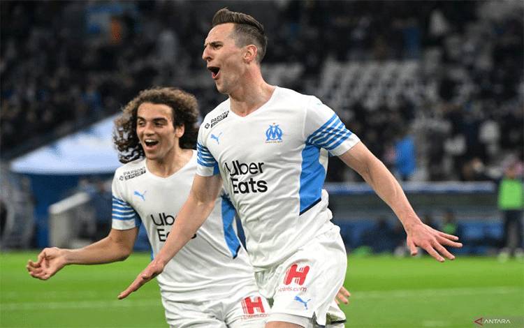 Selebrasi penyerang Marseille Arkadiusz Miliki (kanan) usai mencetak gol lawan Angers dalam pertandingan Ligue 1 di Stade Velodrome pada 5 Februari 2022. ANTARA/AFP/NICOLAS TUCAT