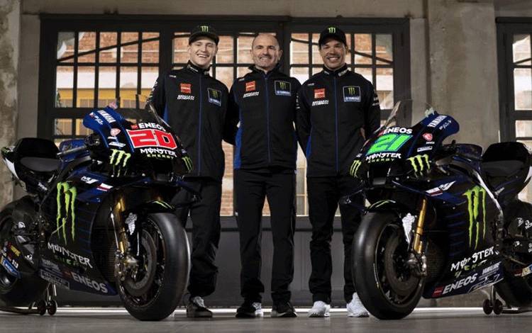 Pebalap tim Monster Energy Yamaha MotoGP Fabio Quartararo, kepala tim Massimo Meregalli dan Franco Morbidelli (ANTARA/HO VIA YAMAHA RACING)