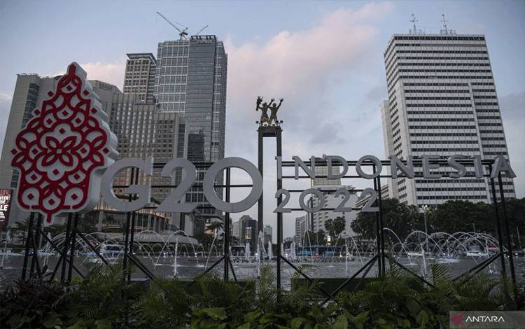 Logo Presidensi G20 Indonesia 2022 terpajang di Bundaran HI, Jakarta, Jumat (21/1/2022). . ANTARA FOTO/Sigid Kurniawan/aww. (ANTARA FOTO/SIGID KURNIAWAN)