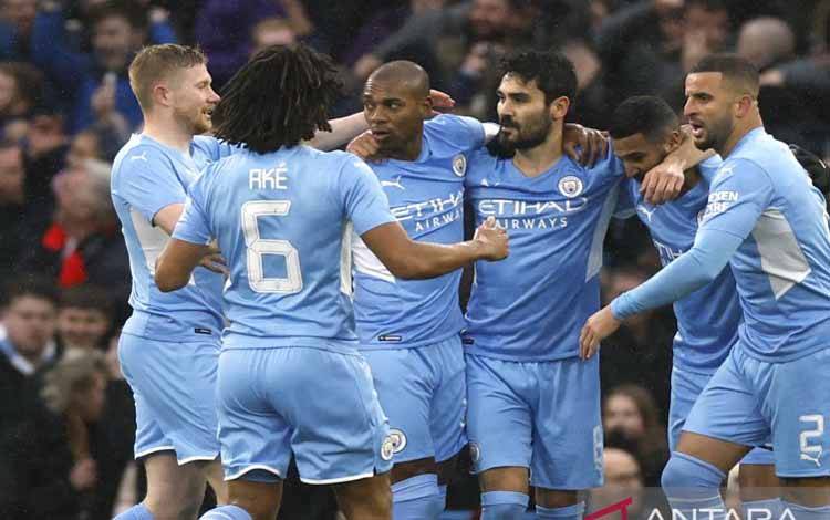 Pemain Manchester City merayakan gol Ilkay Gundogan (ketiga kanan) dalam pertandingan Piala FA lawan Fulham di Etihad Stadium pada 5 Februari 2022