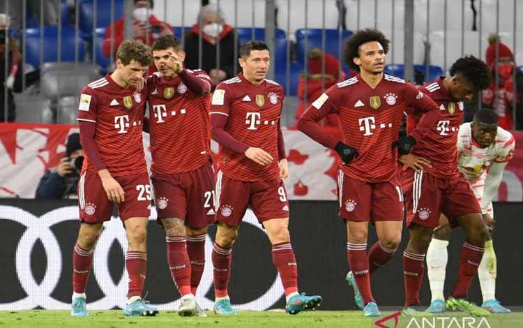 Pemain Bayern Muenchen merayakan gol Robert Lewandowski (tengah) ke gawang RB Leipzig dalam pertandingan Bundesliga pada 6 Februar 2022