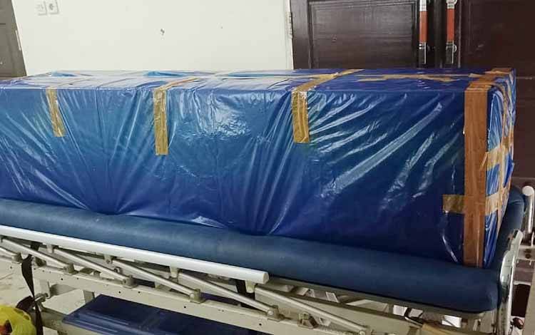 Peti jenazah General Manager PT SGM, Mohamed Bin Maidin (62) di ruang jenazah RSUD Tamiang Layang