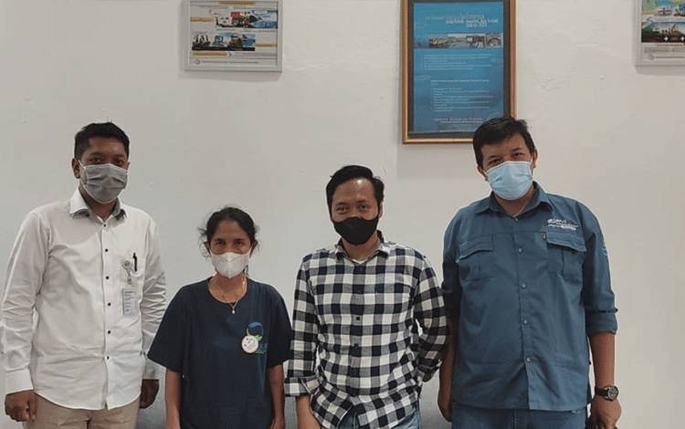  Foto bersama Kepala Seksi Pengembangan Sarana dan Prasarana Bidang Perikanan Tangkap dan BPJS Ketenagakerjaan Cabang Palangka Raya.