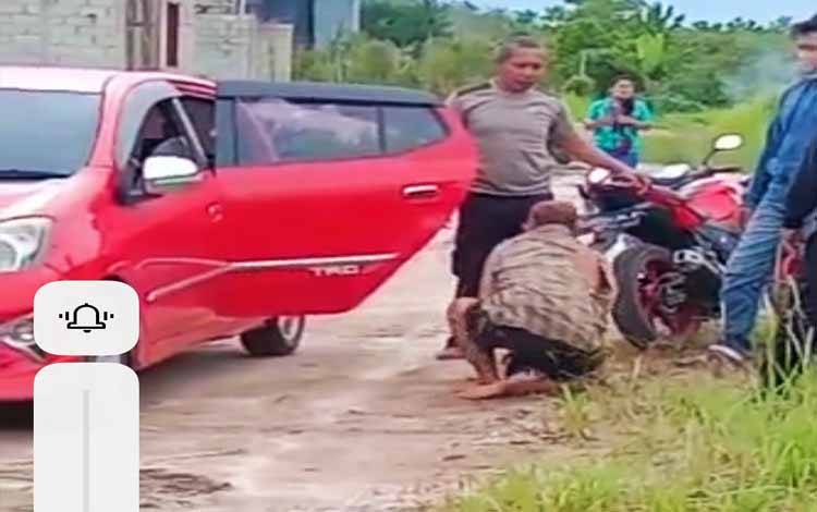 Polisi saat menggiring pelaku ke Polsek Sebangau