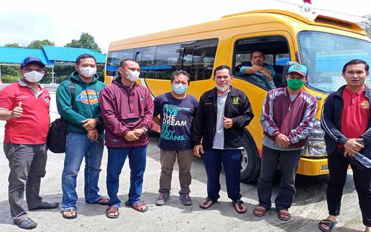 Rombongan Tim Ekonomi Kerakyatan Pemkab Barito Timur saat beristirahat di Kecamatan Timpah Kabupaten Kapuas