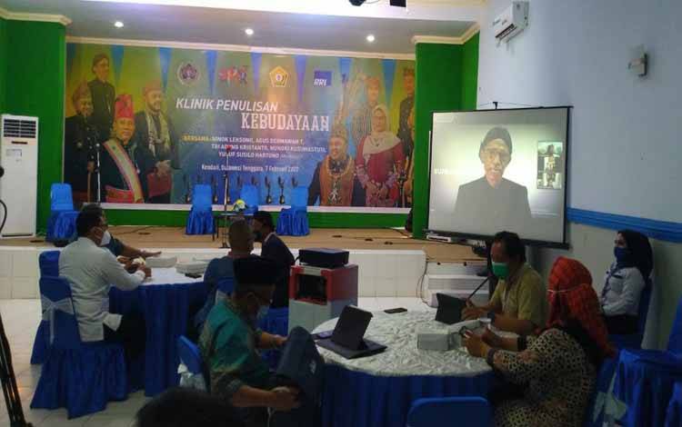 Ketua PWI Pusat, Atal S Depari membuka Klinik Penulisan Kebudayaan pada Rangkaian HPN 2022 di Gedung RRI, Kota Kendari, Sulawesi Tenggara 7 Februari 2022