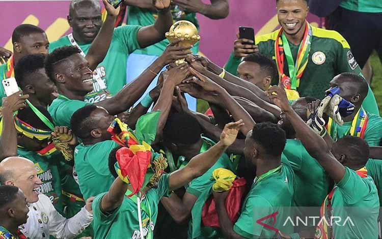 Sejumlah pemain Senegal merayakan kemenangan dengan mengangkat trofi juara Piala Afrika di Olembe Stadium, Yaounde, Kamerun (6/2/2022)