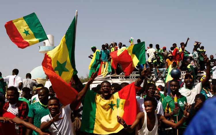 Suporter Senegal menyambut bak pahlawan timnasnya yang baru saja menjuarai Piala Afrika 2021 di Dakar, Senegal 7 Februari 2022