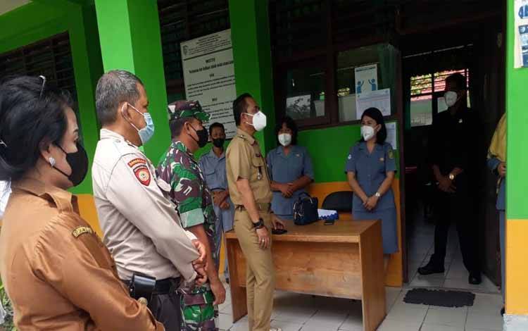 Tim Satgas Covid-19 Kecamatan Pahandut mengunjungi SMPN 2 Palangka Raya