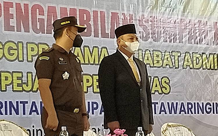 Wakil Ketua DPRD Kotim, H Rudianur saat hadir di acara pelantikan pejabat lingkungan Pemkab Kotim.
