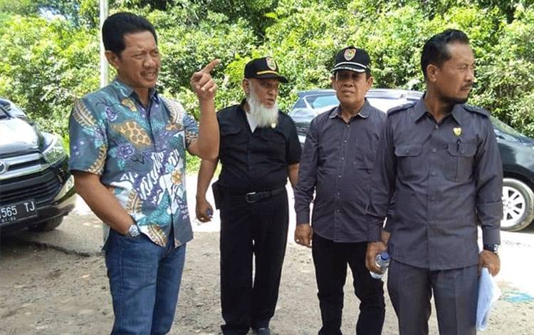 Ketua Komisi IV DPRD Kalteng, Artaban (kiri) saat melaksanakan kunjungan kerja.