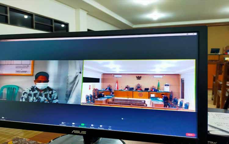 Terdakwa saat menjalani sidang virtual di Pengadilan Tipikor Palangka Raya