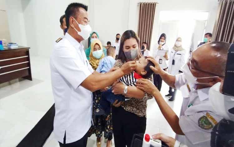 Wakil Bupati, Sugianto Panala Putra memberikan vitamin A kepada salah satu balita usai pembukaan Musrenbang RKPD Kecamatan Teweh Tengah, Rabu 9 Februari 2022