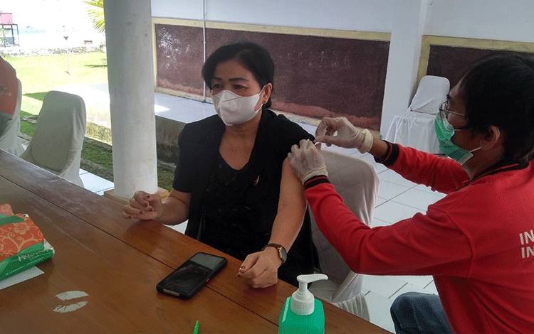 Anggota DPRD Gunung Mas Lily Rusnikasi saat sedang suntik vaksin Covid-19 dosis ketiga.