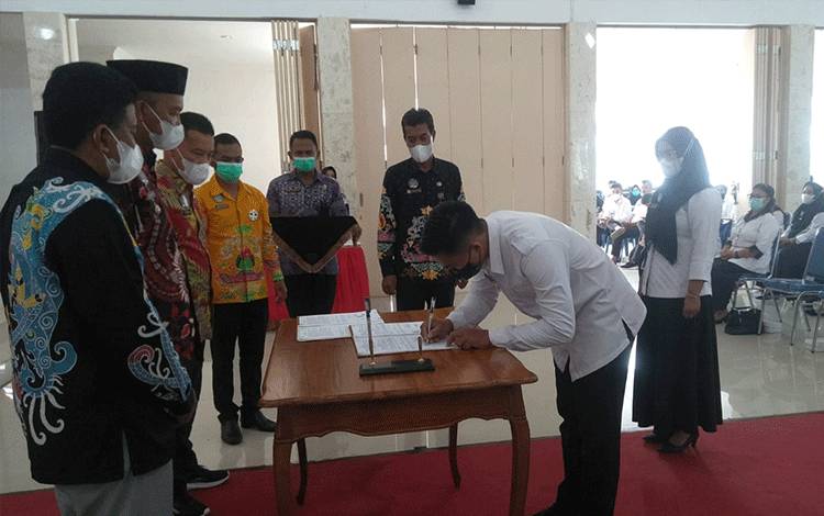 Acara penandatanganan surat perjanjian kerja kontrak guru dan tenaga pendidik di aula kantor bupati Sukamara.