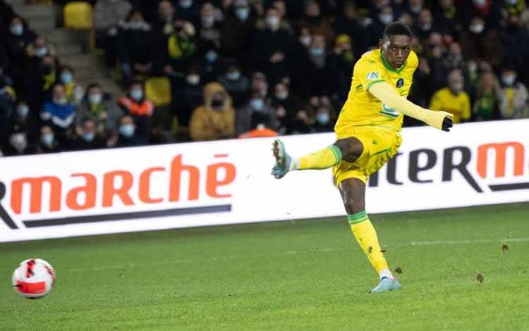 Pemain Nantes asal Kongo Randal Kolo Muani menendang bola untuk menciptakan gol dalam perempatfinal Piala Prancis antara FC Nantes melawan SC Bastia di Stadion La Beaujoire di  Nantes, Prancis, 10 Februari 2021