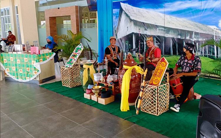 Pemain musik kesenian karungut saat tampil di Bandara H Asan Sampit, Sabtu, 12 Februari 2022.