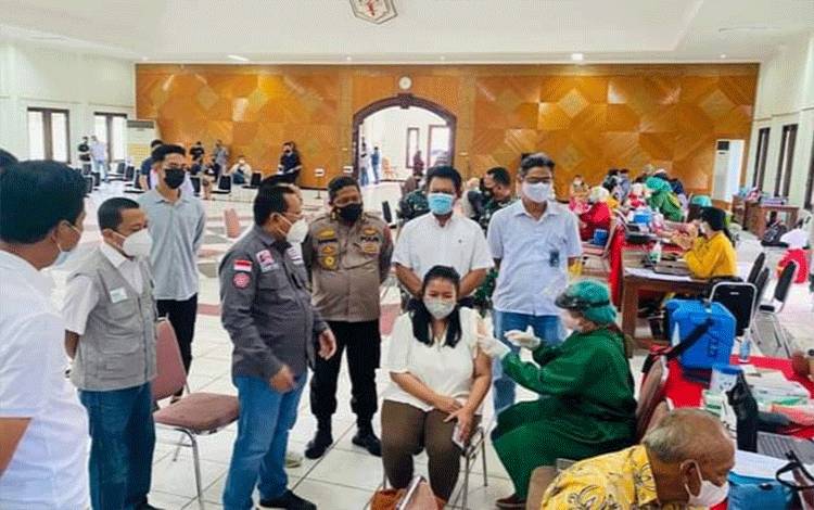 Sekda Kalteng Nuryakin saat meninjau vaksinasi di aula Palampang Tarung, Kota Palangka Raya.