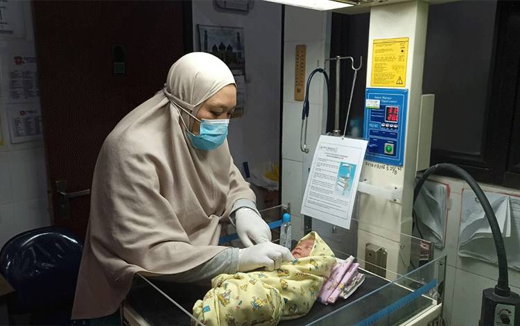 Dokter di Puskemas Ketapang II saat melakukan perawatan terhadap bayi perempuan yang ditemukan dibuang di Gang Syuhada, Sampit.