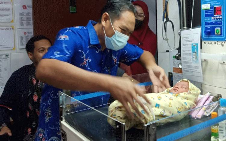 Bayi yang ditemukan kini dirawat di Puskemas Ketapang II.