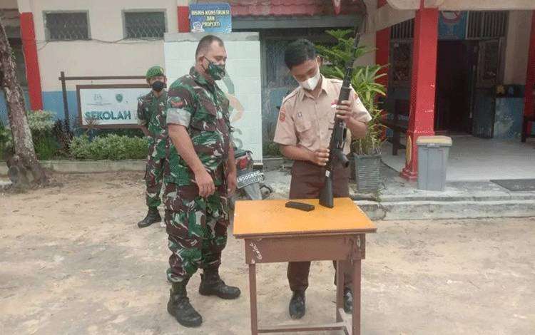 Dewan Saka Wira Kartika Kodim 1014 /Pbn, melaksanakan kegiatan latihan bongkar pasang senjata di SMKN 2 Pangkalan Bun.