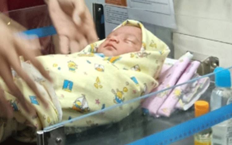 Bayi yang ditemukan warga di Gang Syuhada, dirawat di Puskesmas Ketapang II.