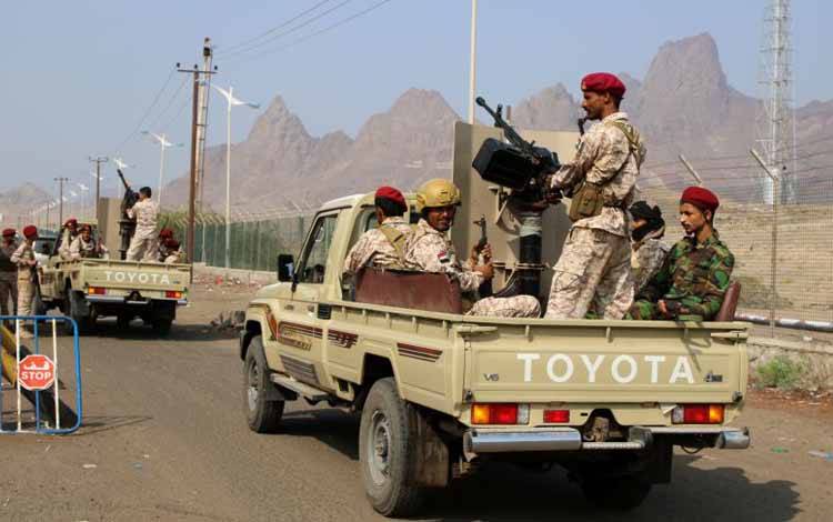 Anggota keamanan separatis Yaman Selatan berpatroli di sebuah jalan saat kampanye penyitaan kendaraan tidak berizin di Aden, Yaman, Selasa (10/12/2019)