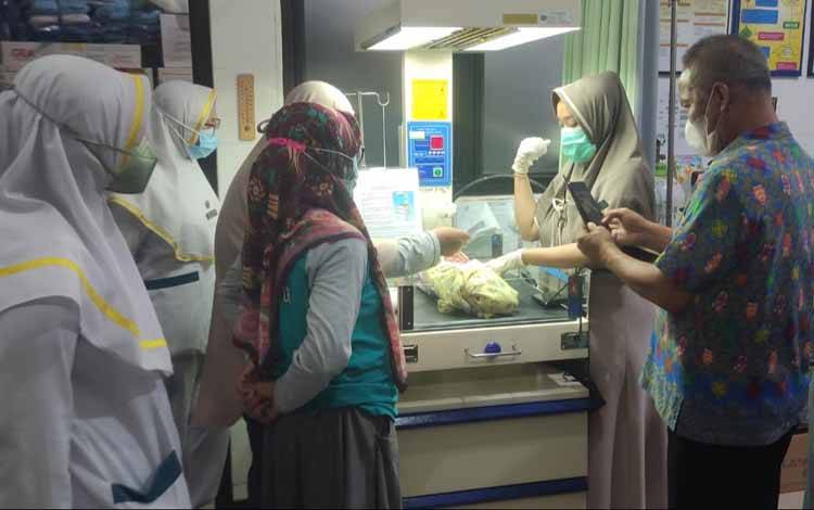 Bayi perempuan saat dirawat di Puskesmas Ketapang II, usai ditemukan dibuang di Gang Syuhada, Kecamatan Mentawa Baru Ketapang, Sampit