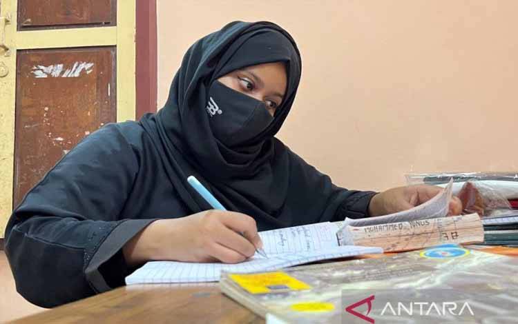 Ayesha Imthiaz (21 tahun), mahasiswi Muslim berhijab, belajar di sebuah kamar di Udupi, negara bagian Karnataka, India, 11 Februari 2022