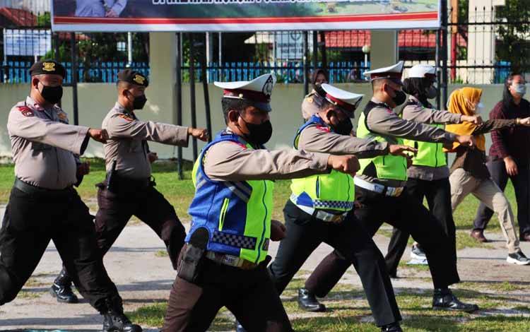Personel Polresta Palangka Raya latihan bela diri