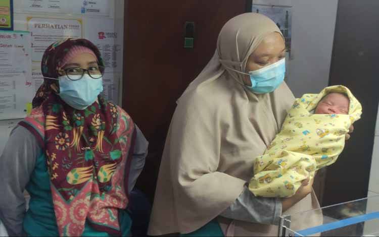 Bayi perempuan yang dibuang di Gang Syuhada saat dirawat di Puskesmas Ketapang II