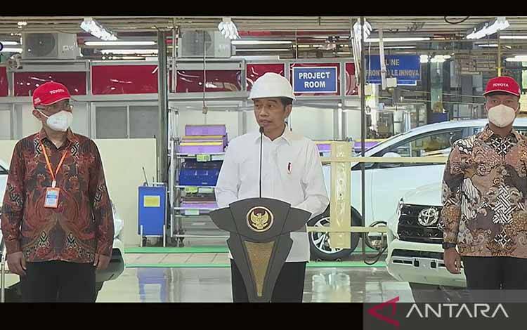 Presiden Joko Widodo (Jtengah) melepas ekspor perdana mobil produksi PT Toyota Motor Manufacturing Indonesia ke pasar Australia, Karawang, Selasa (15/2/2022)