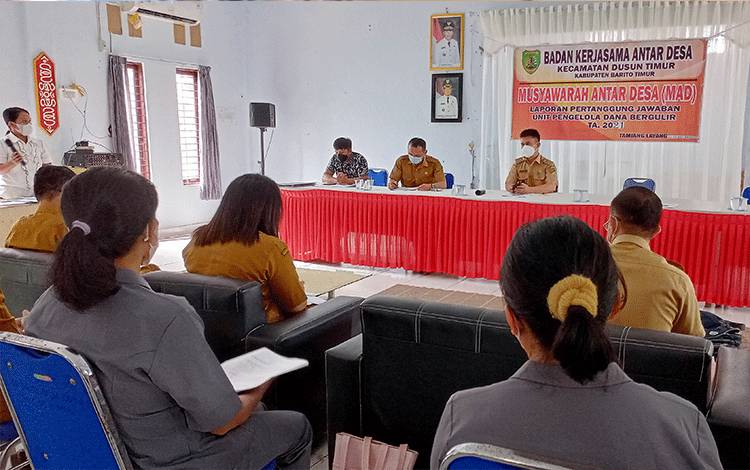 Musyawarah Antar Desa atau MAD terkait laporan pertanggungjawabanUnit Pengelola Dana Bergulir atau UPDB di Aula Kantor Camat Dusun Timur.