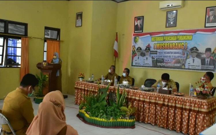 Wakil Wali Kota Palangka Raya Umi Mastikah membuka Musrenbang RKPD di Kecamatan Sebangau.