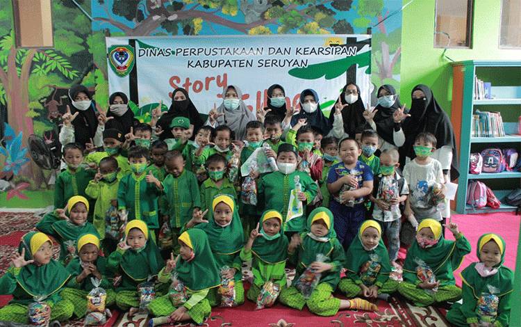 Puluhan anak dari TK Aisyiyah Bustanul Athfal Kuala Pembuang foto bersama saat kegiatan story telling.